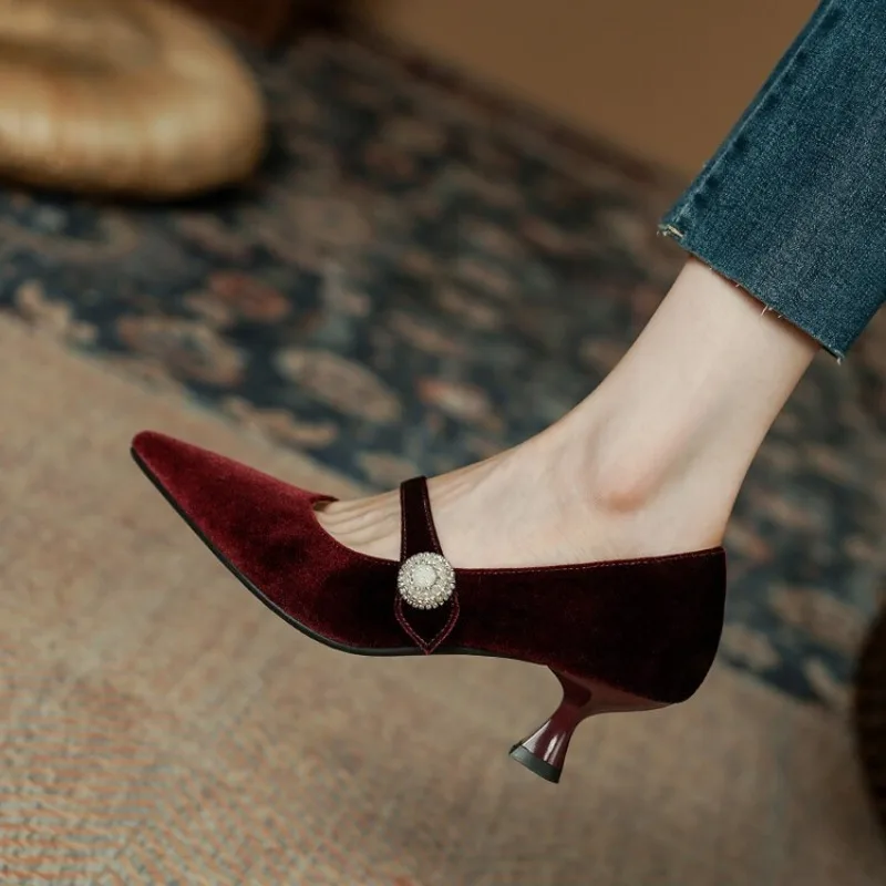 Women'S Heels - Weinrote Mary-Jane-Schuhe mit spitzer Zehenpartie für