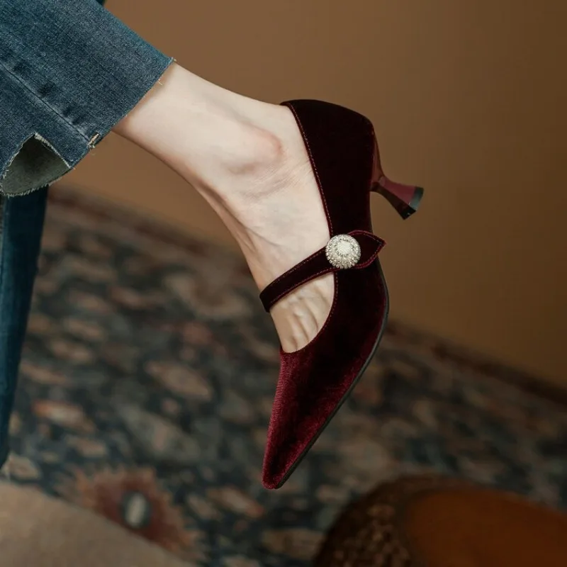 Weinrote Mary-Jane-Schuhe mit  – Women'S Heels Bewertung und Preis
